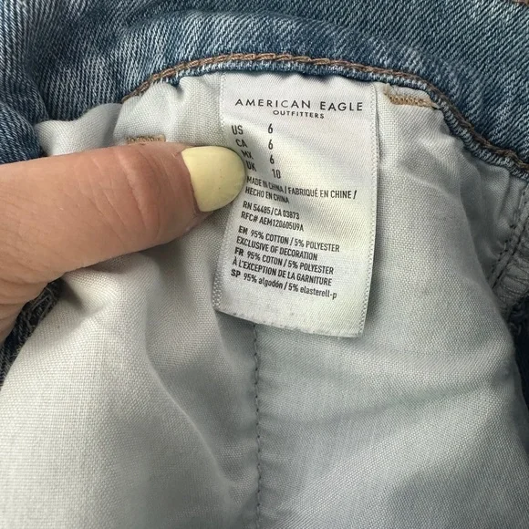 American Eagle Pleated Classic Blue Mom Jean Shorts - Picture 6 of 6